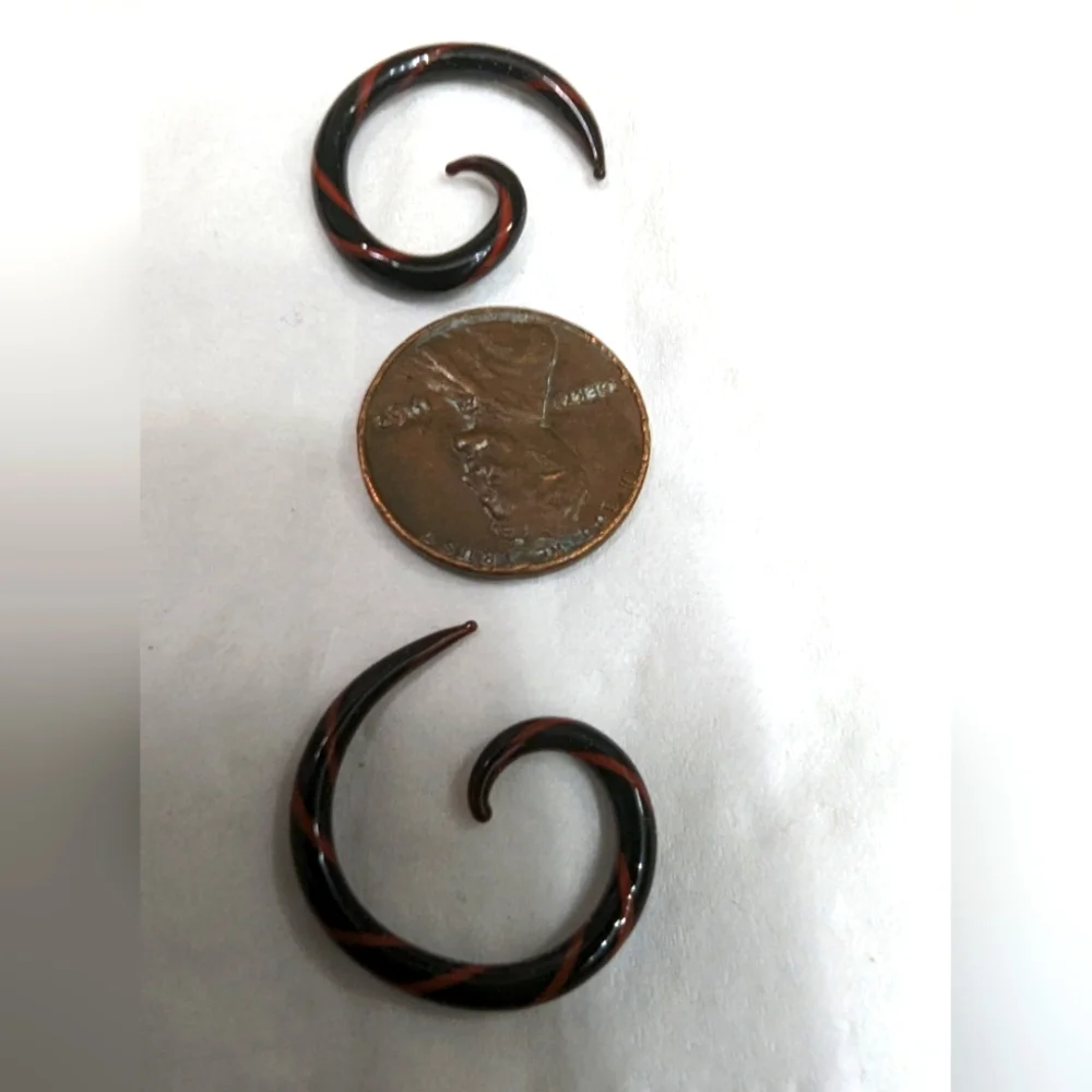 8g 1 pair of red and black Glass spiral tapers 8g gauged earrings